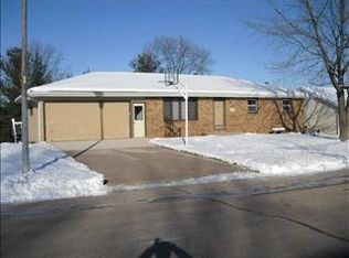 5435 Sun Valley Dr, Dubuque, IA 52002