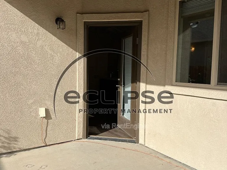 2921 Magnolia Ave — Photo 2