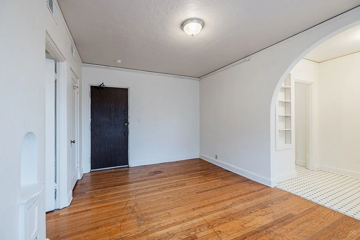 Building Photo - 1403 E St #303