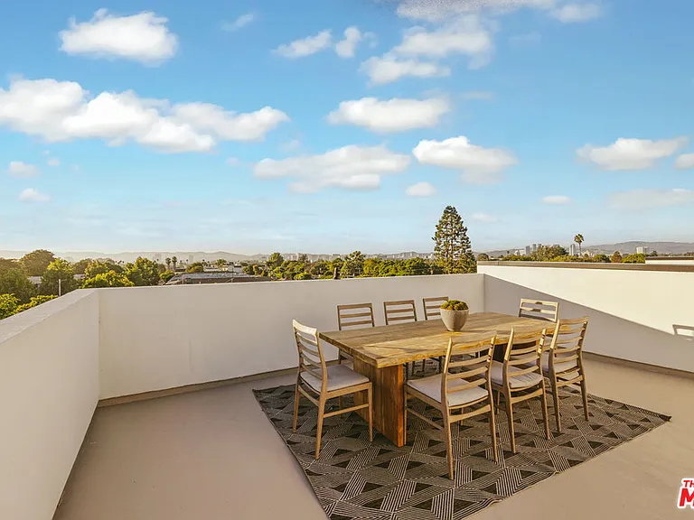 3222 S Barrington Ave — Photo 14