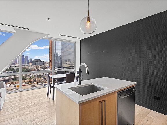 5th image of 510 W Erie St #1303