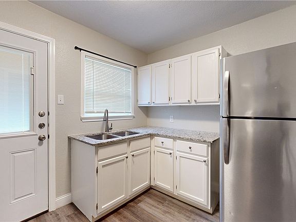 5th image of 906 Estelle Ave