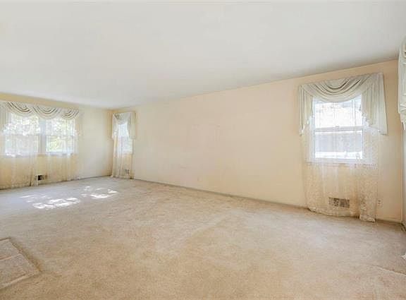 3rd image of 9817 Woodson St