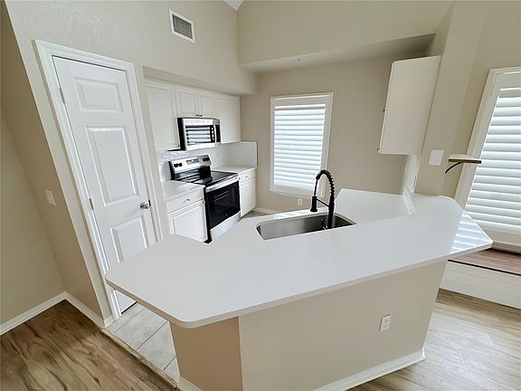 3rd image of 5531 Rosehill Rd Unit 201