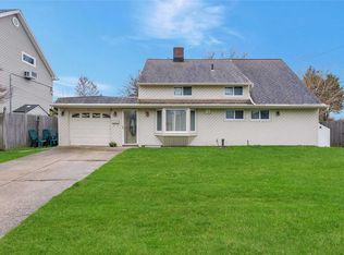 101 Lantern Rd, Hicksville, NY 11801