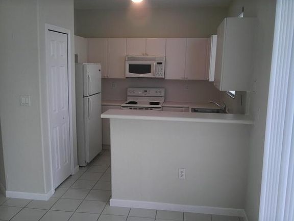 5th image of 2609 SE 14th Ave