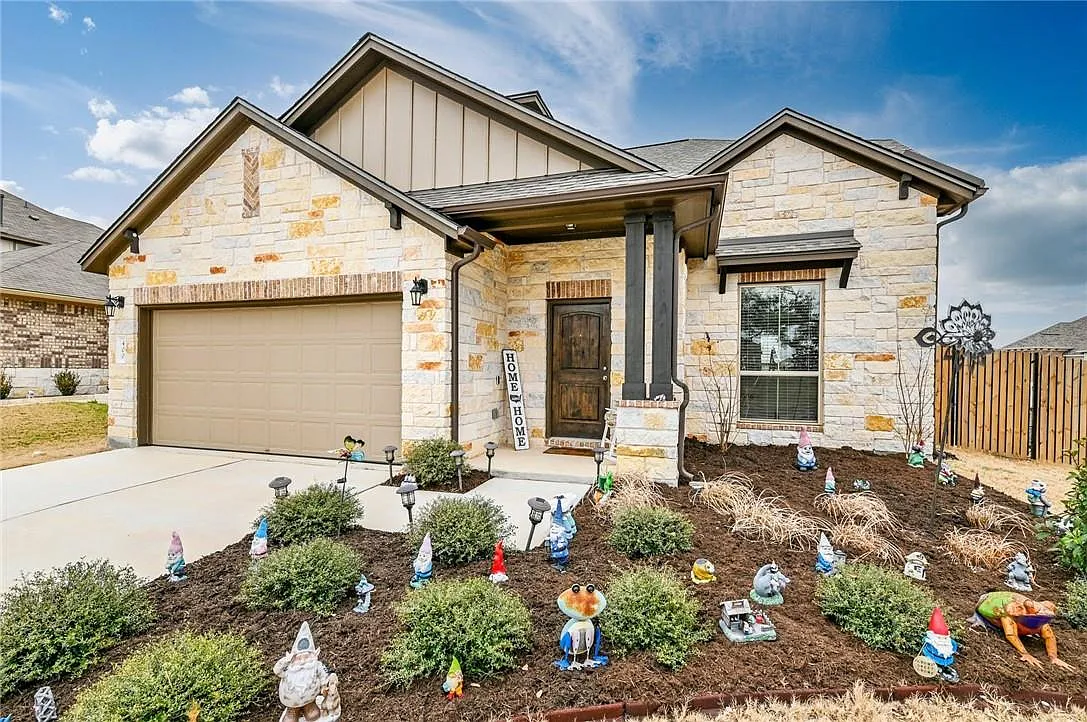 4 bed, 2.5 bath, 2157 sqft, $2,375 — Photo 3