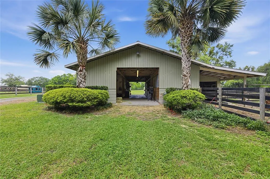 3 bed, 2.0 bath, 1426 sqft, $6,200 — Photo 3
