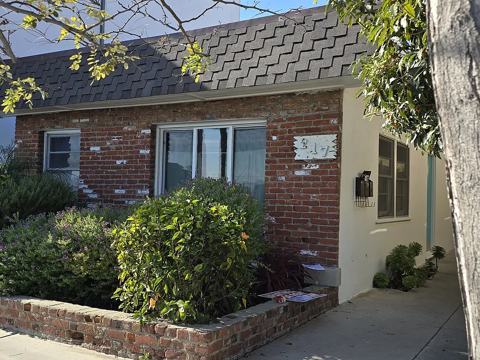 217 Seal Beach Blvd #B