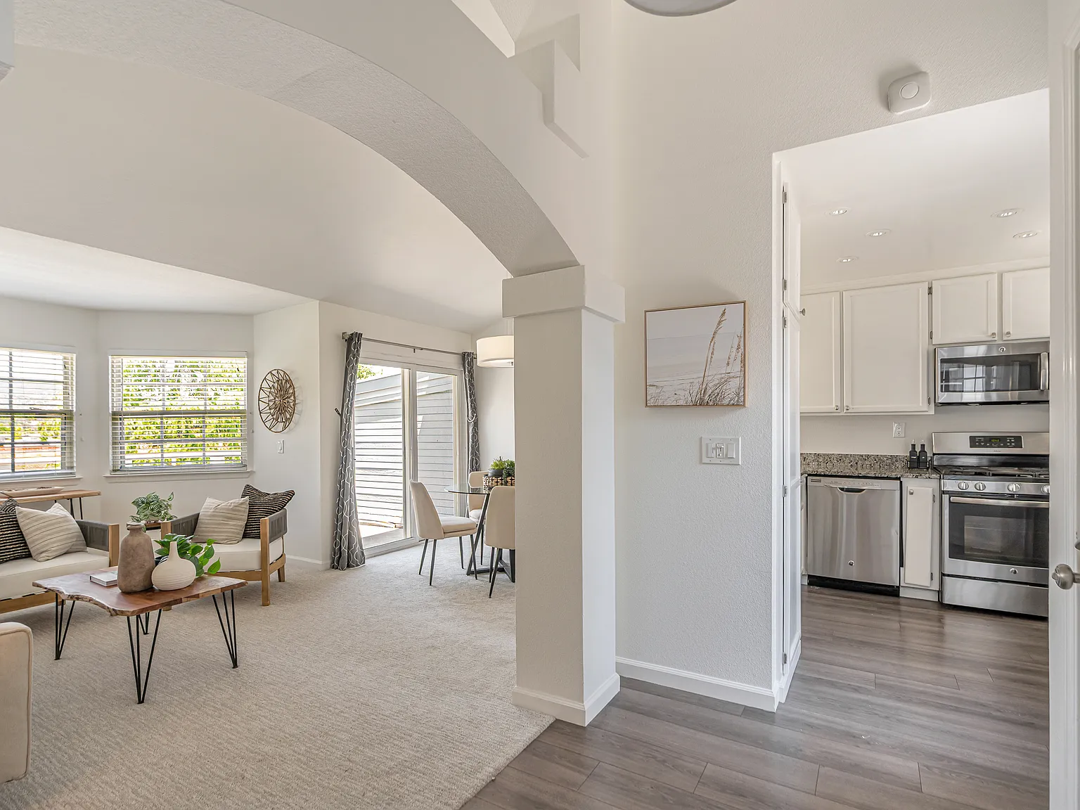3 bed, 1130 sqft, $4,900 — Photo 2