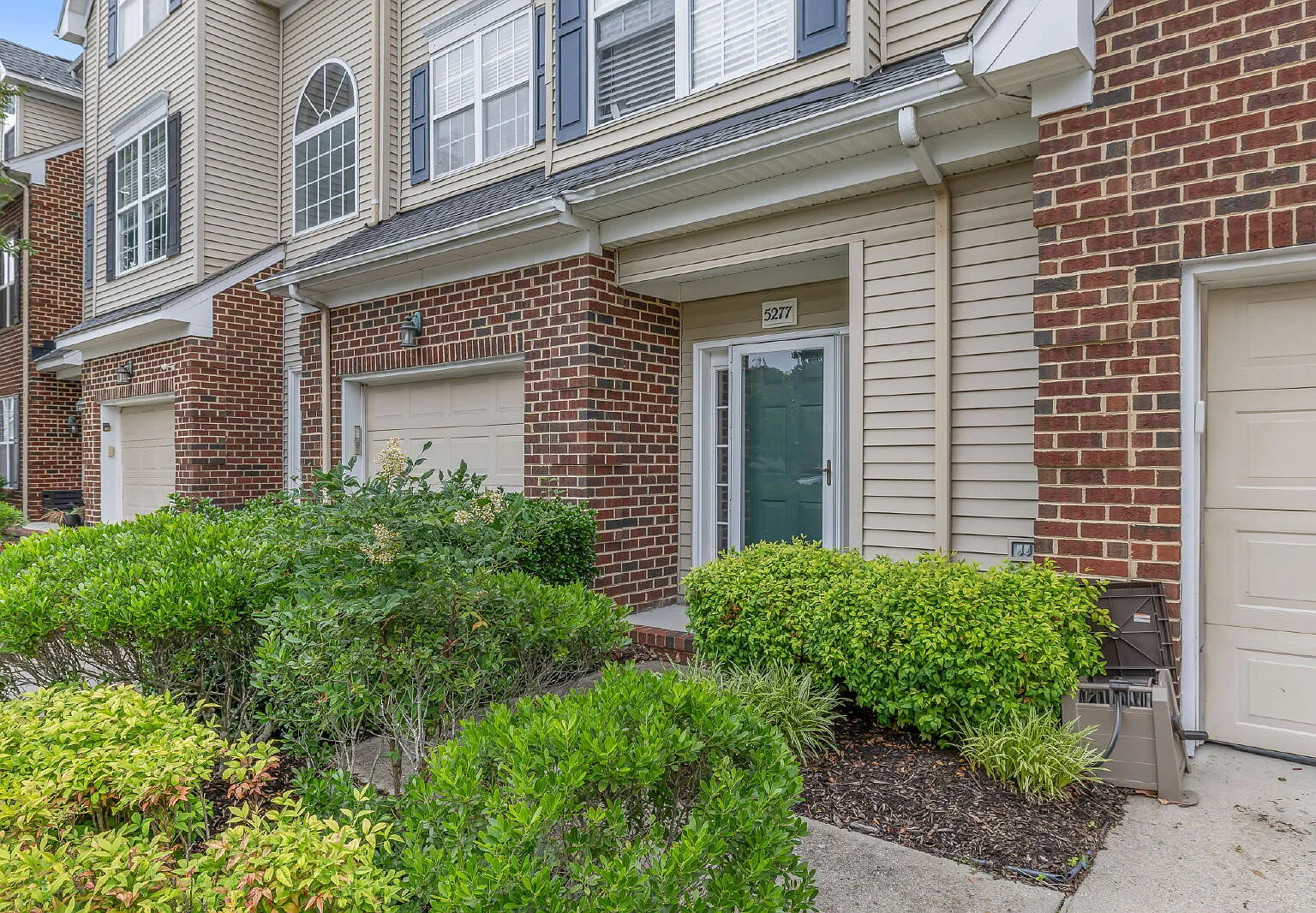 2 bed, 2.0 bath, 1305 sqft, $2,200 — Photo 1