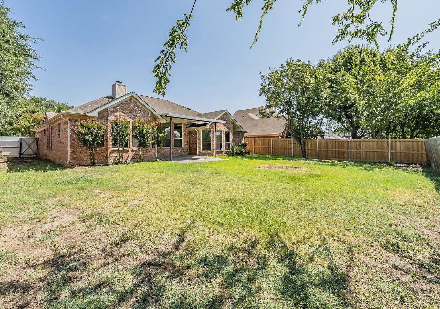Single story 3 bedroom home in the heart of Arlington — Photo 3
