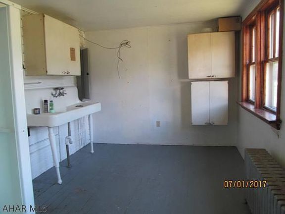 5th image of 125 Railroad St