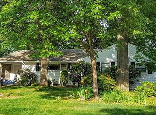 48 Dartmouth Rd, Cranston, RI 02920