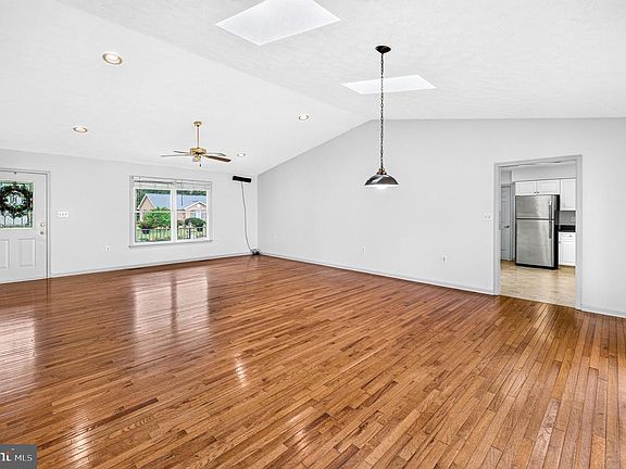 5th image of 18 Meadow Ln
