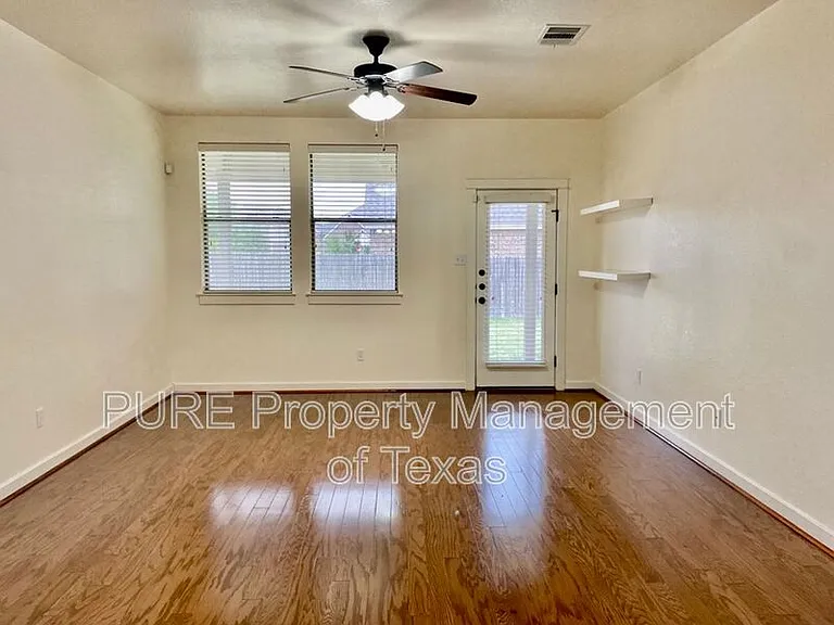 4718 Madrid Dr — Photo 8