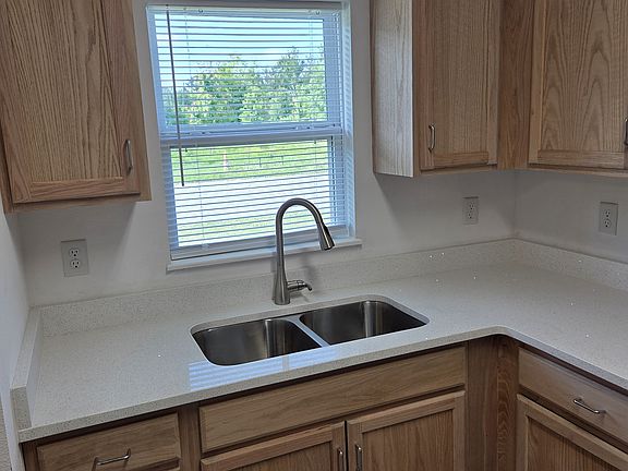 5th image of 805 E Hart St