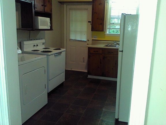 3rd image of 476 Circle Dr