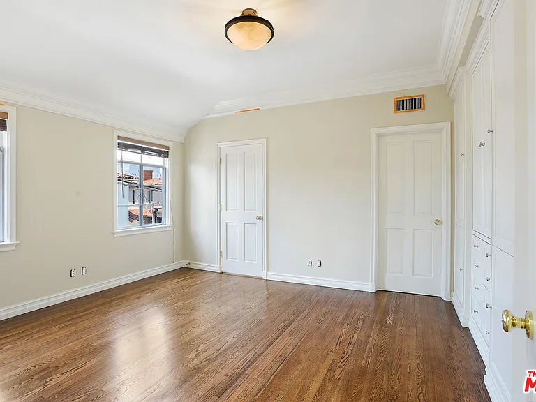 155 S Rodeo Dr — Photo 12