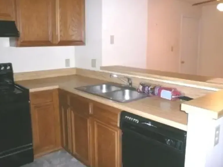 200 Grosvenor Ln #102 — Photo 7