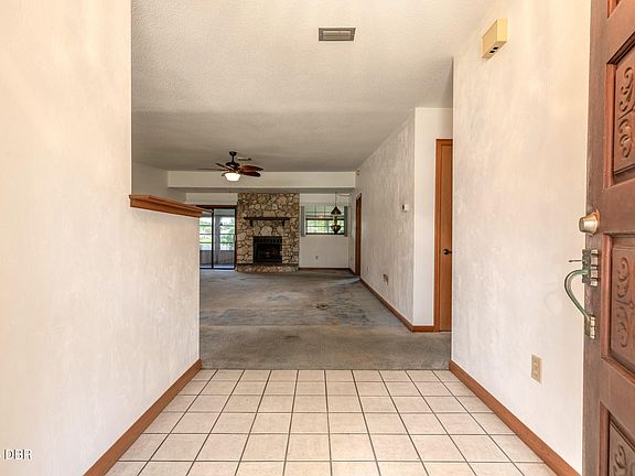 5th image of 627 Ipswich Ln