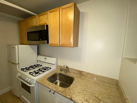 4th image of 565 W Arlington Pl #G