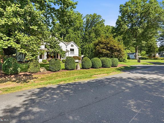 3rd image of 2850 Rosemary Ln