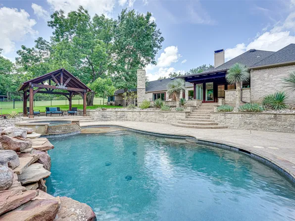 292 Eleven League Rd, Ennis, TX 75119