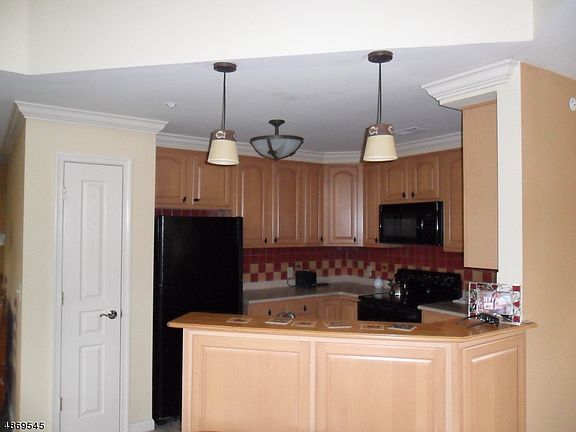 3rd image of 5-21 Maple Cres #21