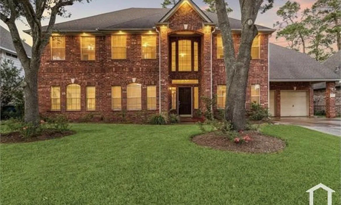 6 bed, 4463 sqft, $3,950 — Photo 1