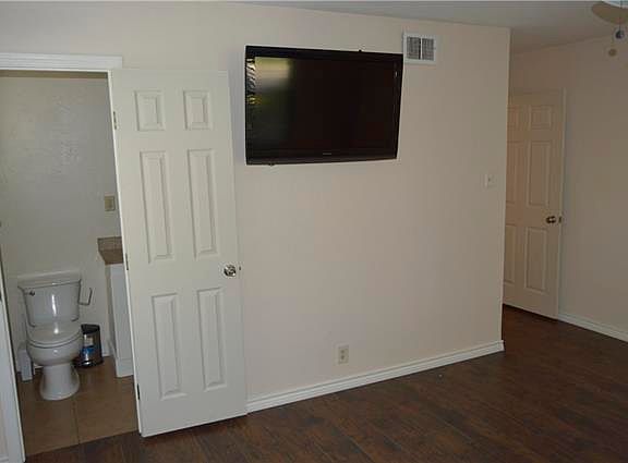 4th image of 1910 Mimosa Dr