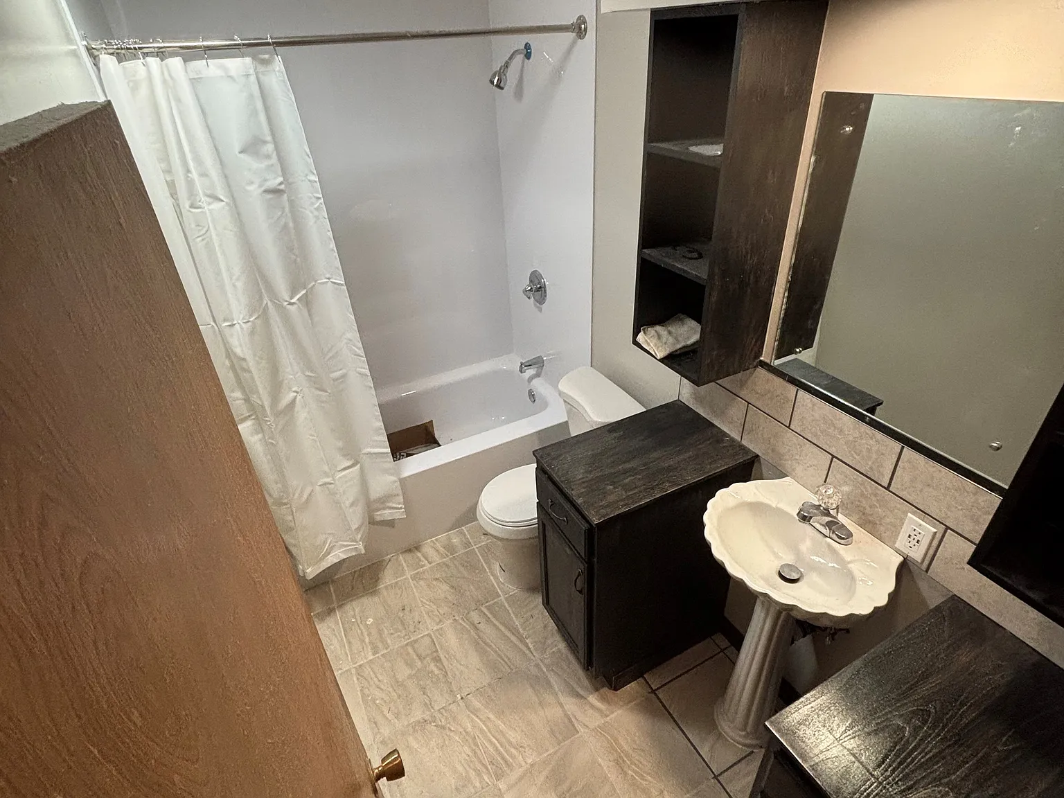 3 bed, 1.5 bath, 1900 sqft, $2,150 — Photo 3