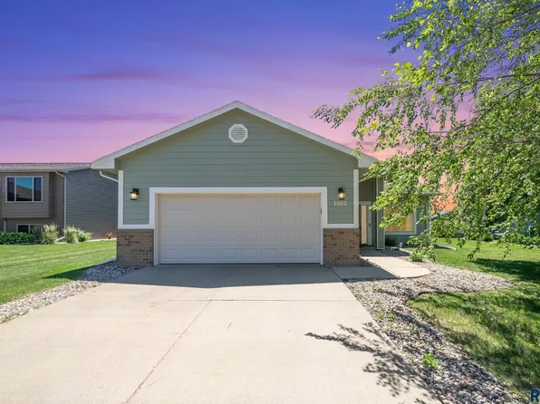 1005 Perry Ln, Harrisburg, SD 57032