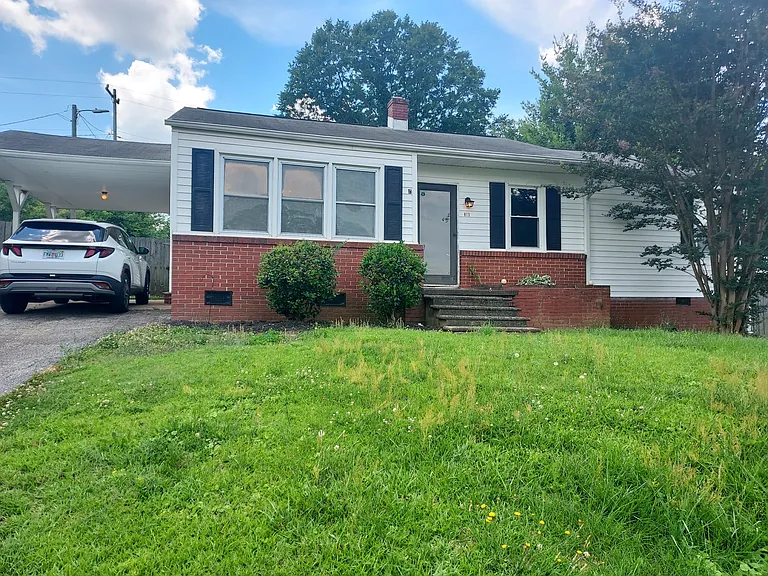 813 Hillwood Ave — Photo 2