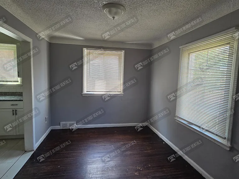18627 Curtis St — Photo 8