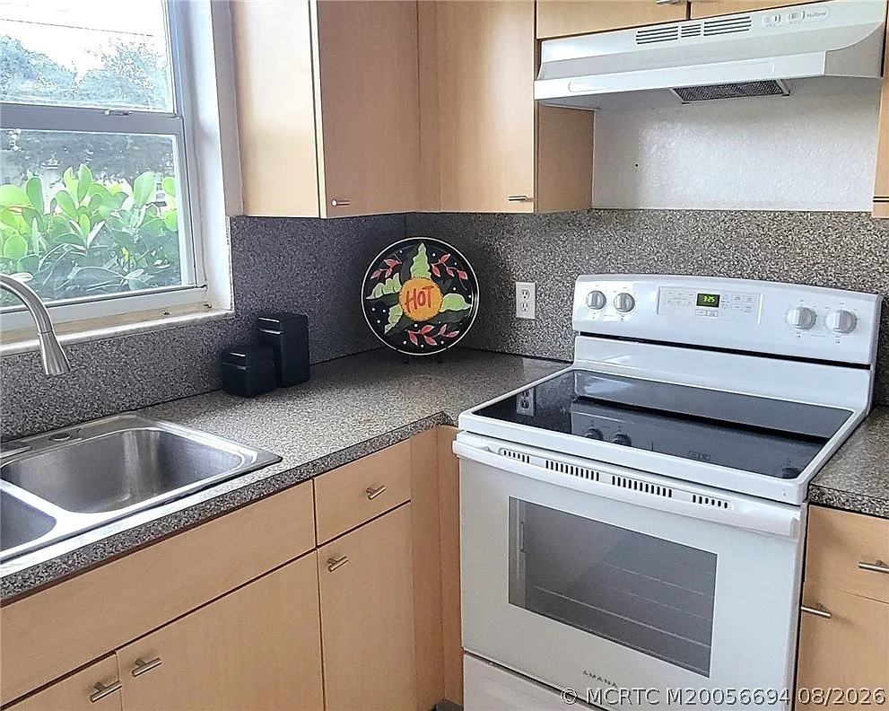 3 bed, 2.0 bath, 1728 sqft, $2,275 — Photo 4