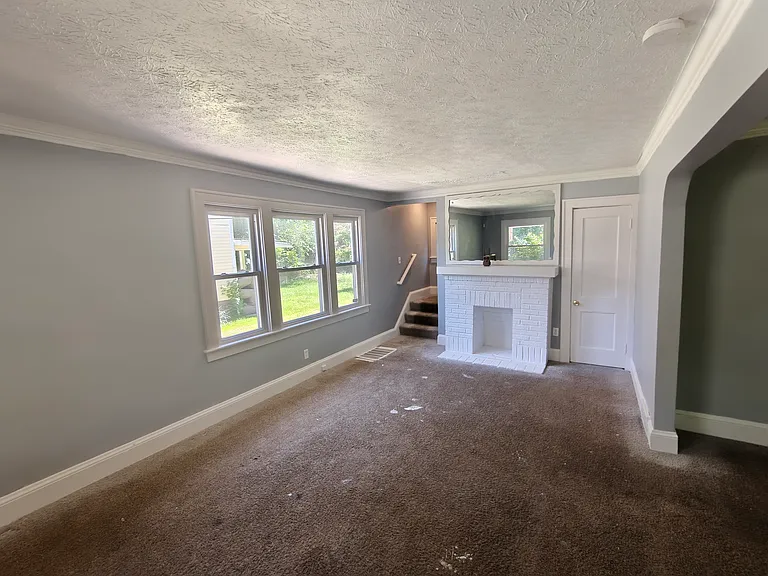 1024 Whittier Ave — Photo 5