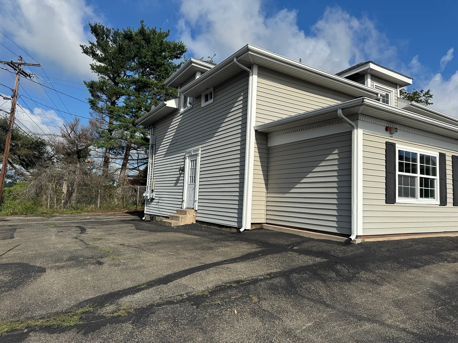 3 bed, $1,400 — Photo 2