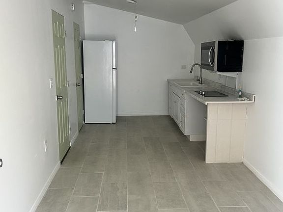 2nd image of 3714 Daisy St