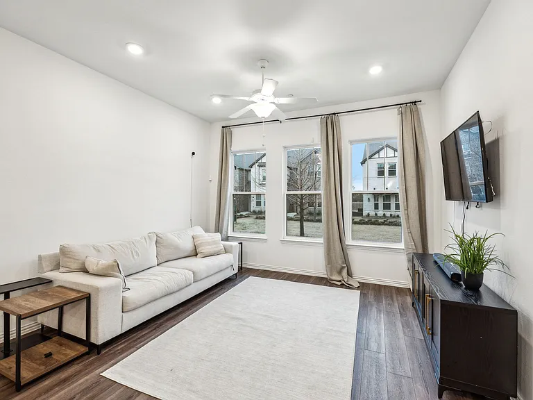 3325 Switch St — Photo 5