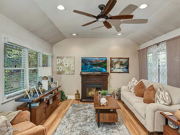 3rd image of 309 Deerfoot Lane