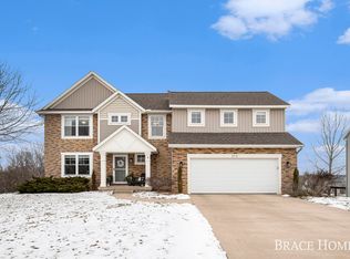212 Highlander Dr NE, Rockford, MI 49341