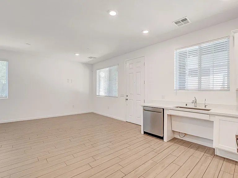 5730 Sky Pointe Dr #190 — Photo 12