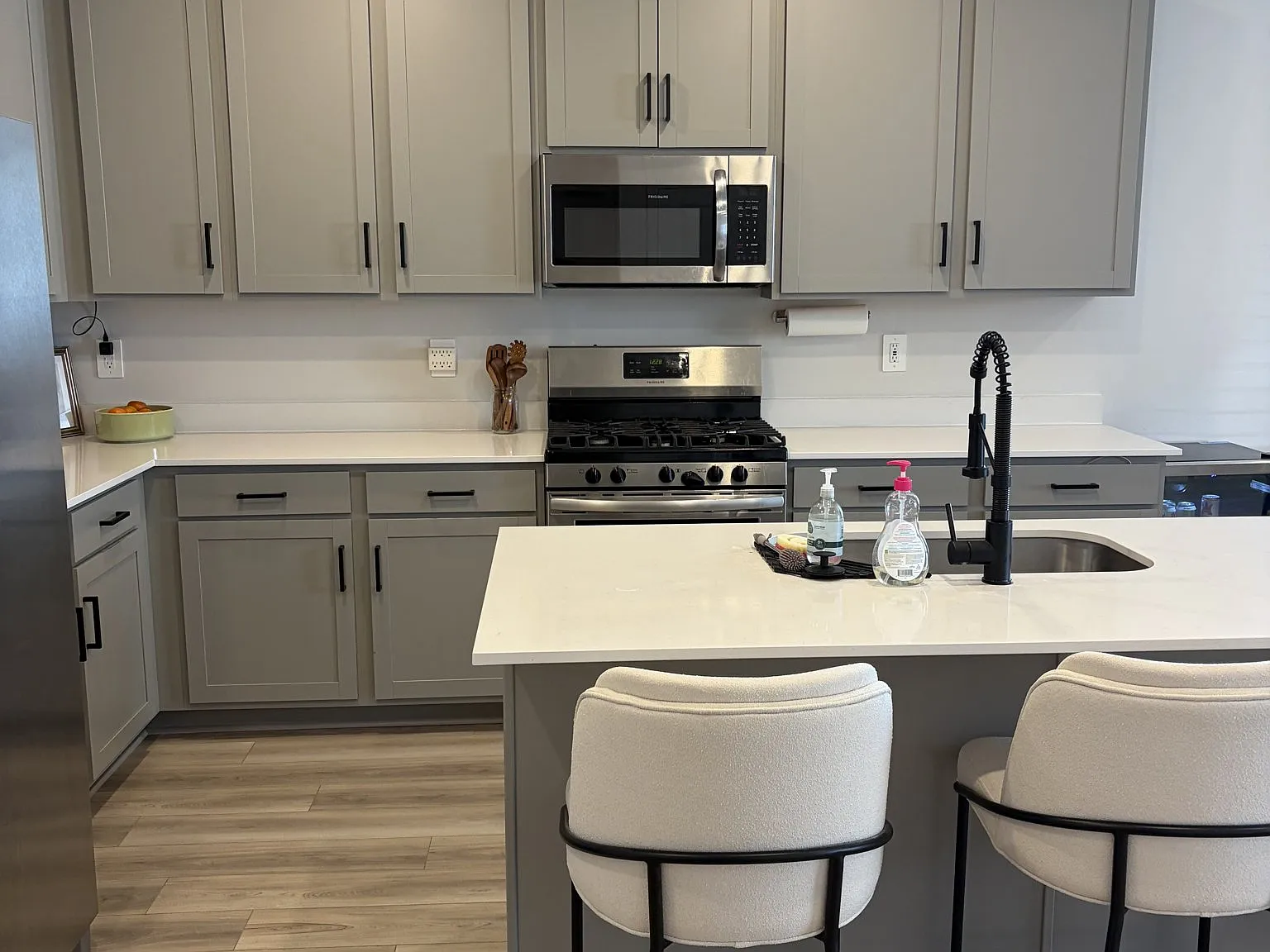 4 bed, 3.5 bath, 2700 sqft, $3,595 — Photo 3