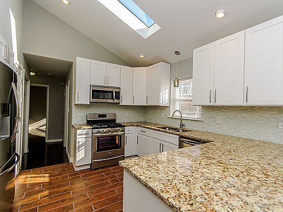 4th image of 9620 Mayfield Ave