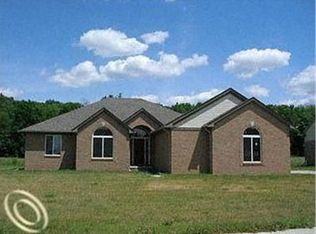 7107 White Tail Dr, Grand Blanc, MI 48439