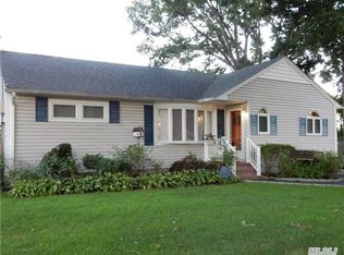 375 New York Ave, Massapequa Park, NY 11762
