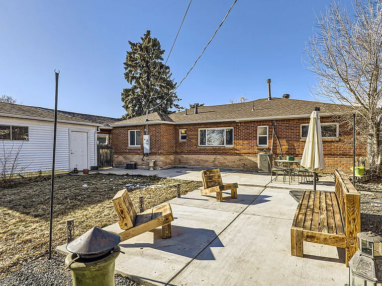 Great back patio - the furniture is staying!