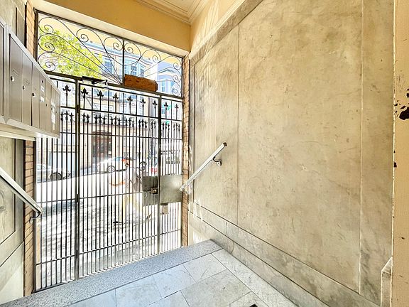 2nd image of 930 Leavenworth St APT 2