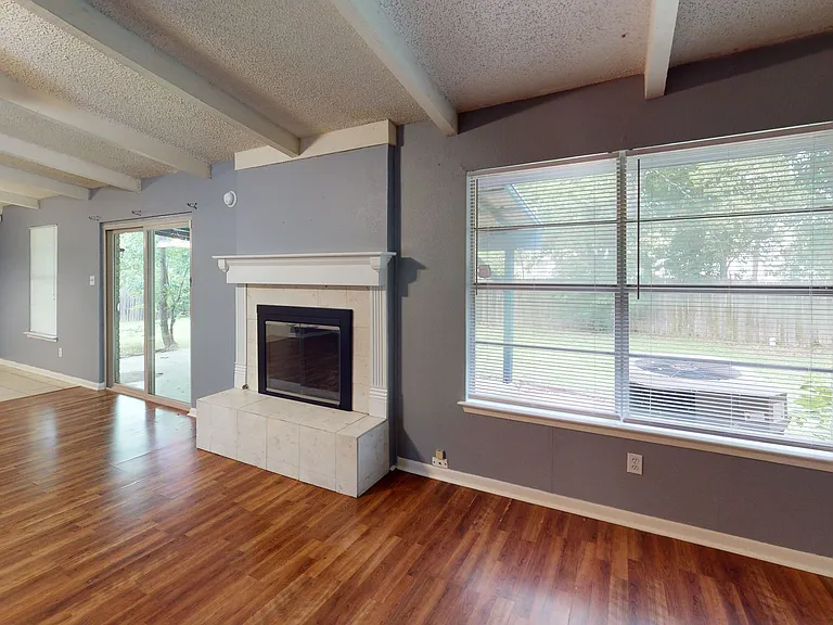 1404 E Vardeman Ave — Photo 3